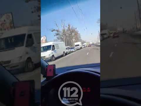 На Франківщині на карантинних блокпостах утворилися значні затори. ВІДЕО