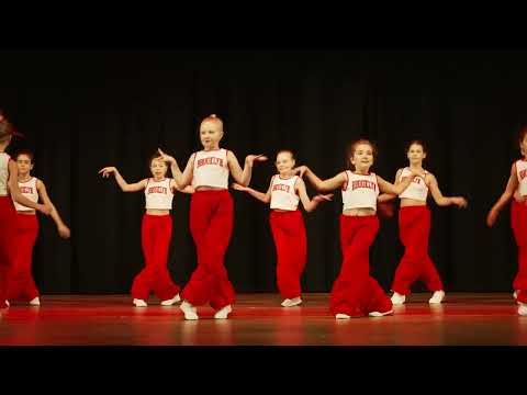 Девочки танцуют под песню Дуа Липа | Детский танец Левитейтинг | Зимнее шоу Stockholm STAR