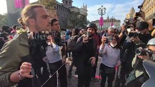 Torino, il manifestante con lo specchio davanti al poliziotto: «Guardati. Non è quello che volevi...