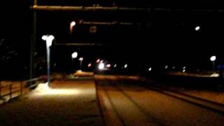 preview picture of video 'Green Cargo freight train passing Vårgårda station.'