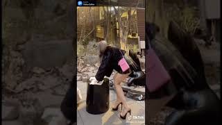 《エロTikTok》座ります