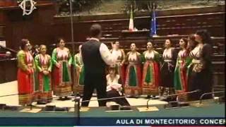 L'esibizione del coro femminile Eufonia a Montecitorio.