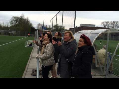 De nette leuzen van het publiek van vv Nieuwerkerk D1