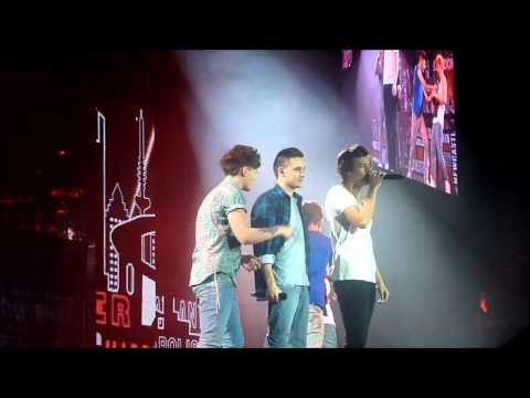 1D TMH Tour FRONT ROW - What Makes You Beautiful (24/02/13)