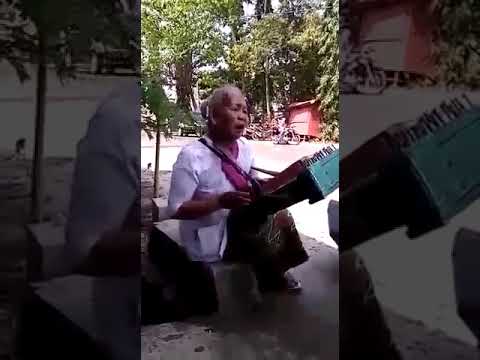 Simbah pengamen siter di seputaran mantrijeron yogyakarta. Suaranya merdu banget.