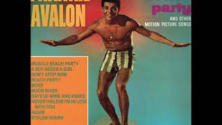 Kadr z teledysku Beach Party tekst piosenki Frankie Avalon