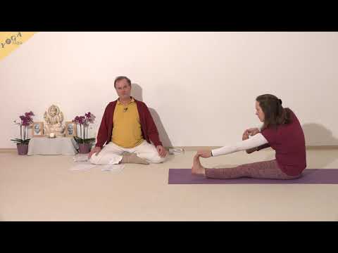 22 Akarna Dhanurasana 1