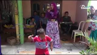 Download lagu Video lucu banget bikin ketawa, video anak kecil goyang saat biduannya nyanyi dangdut mp3