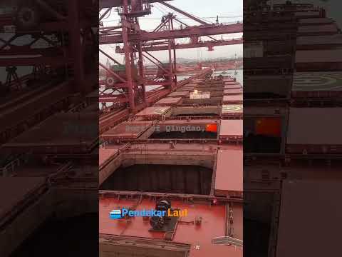 No processo de descarga no porto de Qingdao, China