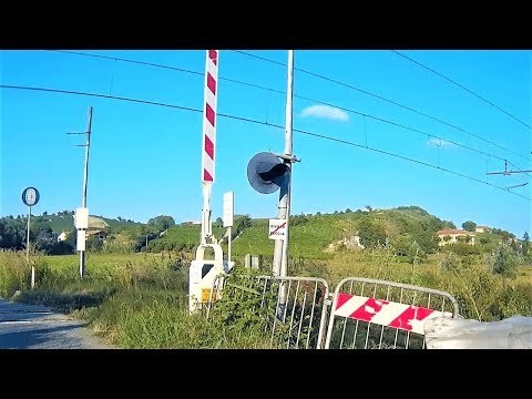 Passaggio a livello dev. SP 456 Strada Colombaro (AT) # level crossing # bahnübergang