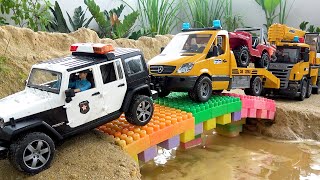Download lagu Mobil polisi dan jembatan mainan lego mp3