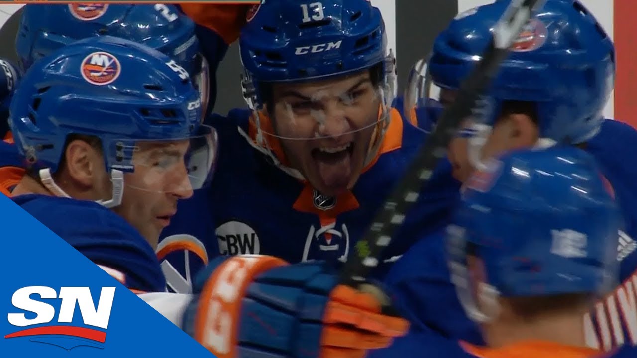 Vidéo: Matthew Barzal FRAPPE la RONDELLE dans les AIRS...