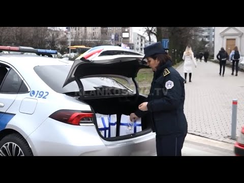 Policia befason fëmijët me dhurata - 23.12.2019 - Klan Kosova