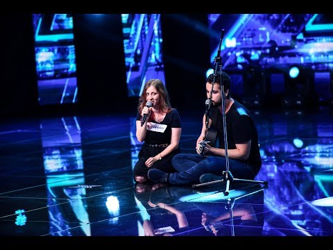 Rodica Olisevschi și iubitul ei cântă piesa "Pretty Baby", compoziție proprie, pe scena "X Factor"