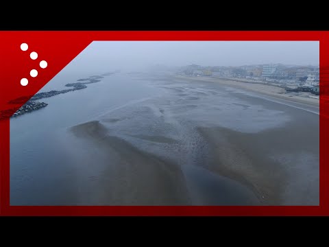 Bassa marea eccezionale: le immagini dal drone in volo sulla spiaggia di Cesenatico