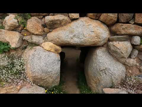 il nuraghe Diana 4k sotto costa, con fortino in cima alla torretta della II guerra mondiale