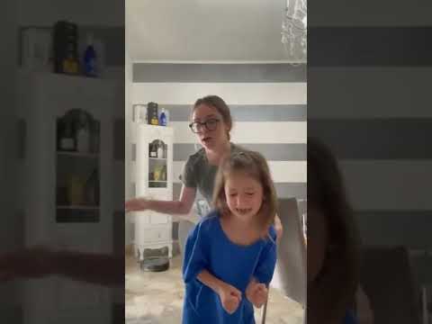 Figliachiara e zia vittoria fanno scherzo a mammagiulia!! #shorts