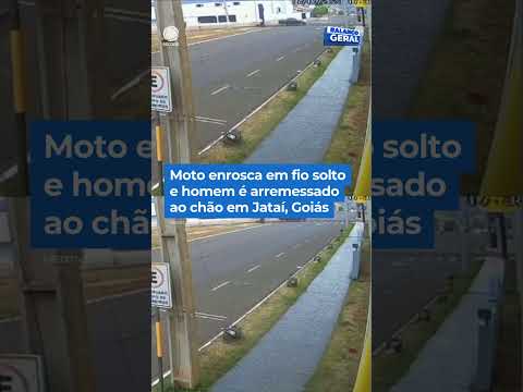 Moto enrosca em fio solto e homem é arremessado ao chão em Jataí, Goiás | #balançogeral #shorts