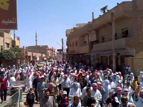 مظاهرة في مدينة الميادين في ريف دير الزور في جمعة "الله معنا"