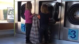 I bambini nel bosco in lavanderia mentre ritirano il bucato. I legali: «Abituati a usare la tecno...