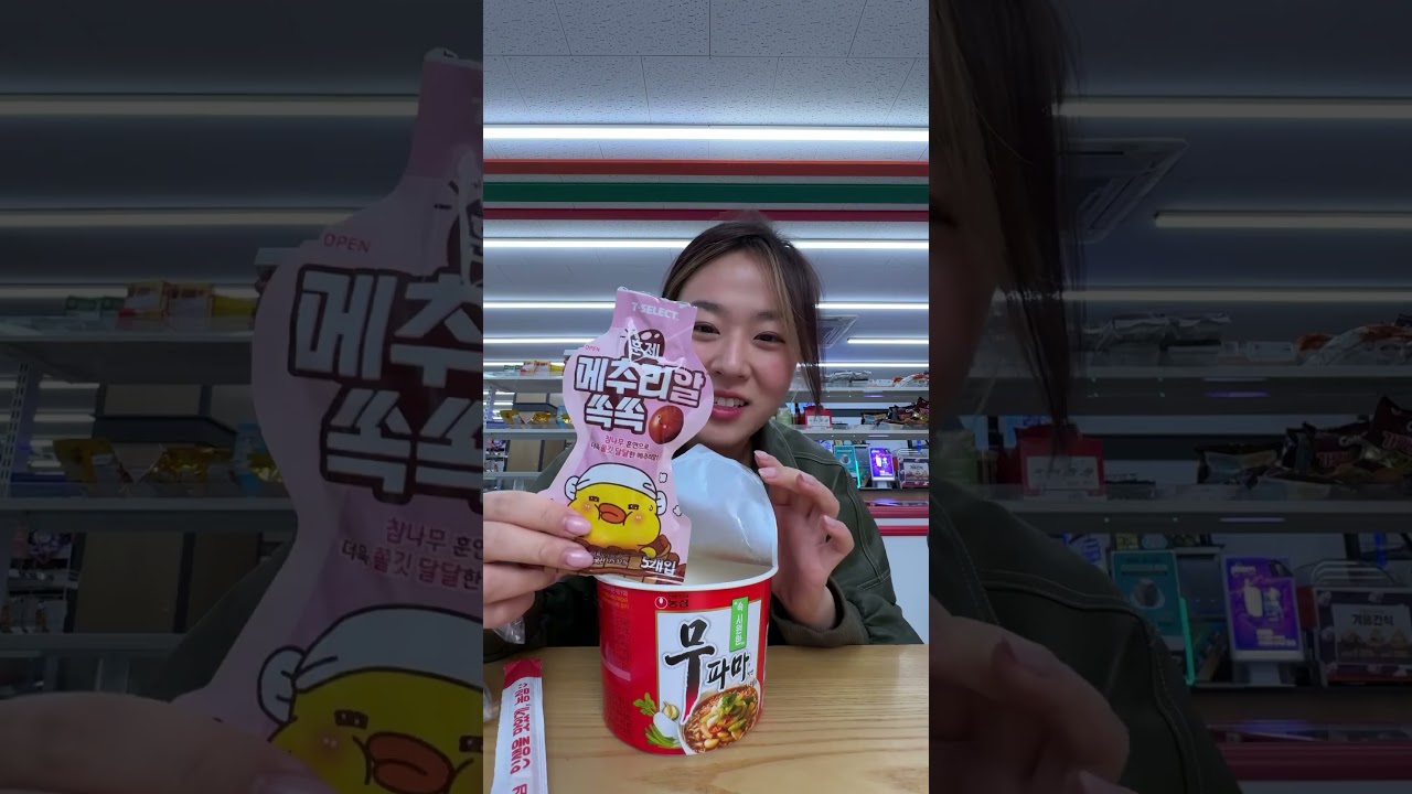 I can eat triangle kimbap everyday #conveniencestore #koreanmukbang