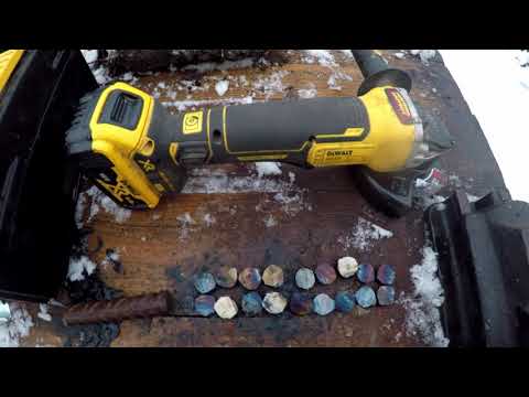 DeWALT kampinis šlifuoklis DCG406N-XJ be akumuliatoriaus ir kroviklio video