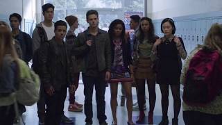 Extrait (VF) : Clay et Courtney font visiter le lyc�e