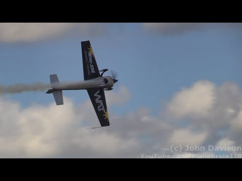2019 New York International Air Show - Michael Goulian (Extra 330SC)