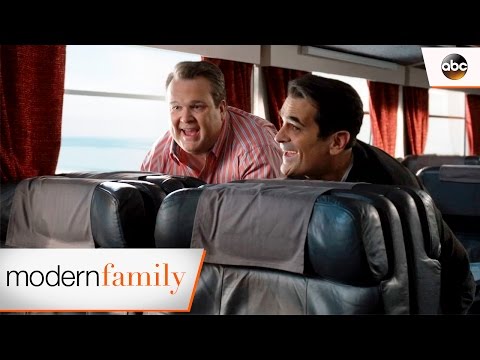 A Clown and a Magician - Modern Family