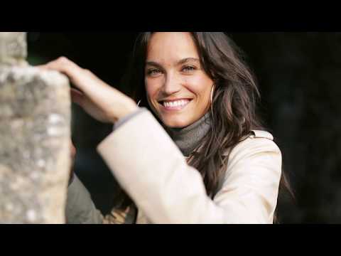 download lagu mp3 mp4 Caroll, download lagu Caroll gratis, unduh video klip Caroll