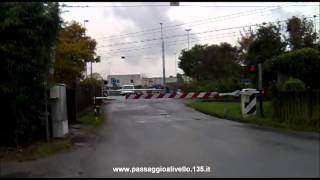 preview picture of video 'railroad crossing in Manerbio / passage à niveau à Manerbio'