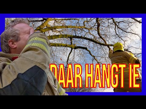 Gevaarlijk hangende tak - VOLUNTEERS DUTCH FIREFIGHTERS -
