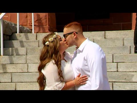 オフィスが閉じる前に結婚のライセンスを取得するカップルのラッシュ (Couples Rush to Get Marriage Licenses Before Office Closes)