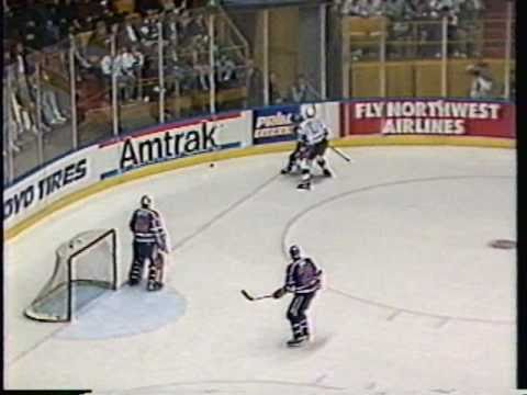 [Vintage] Wayne Gretzky bodyslams Esa Tikkanen