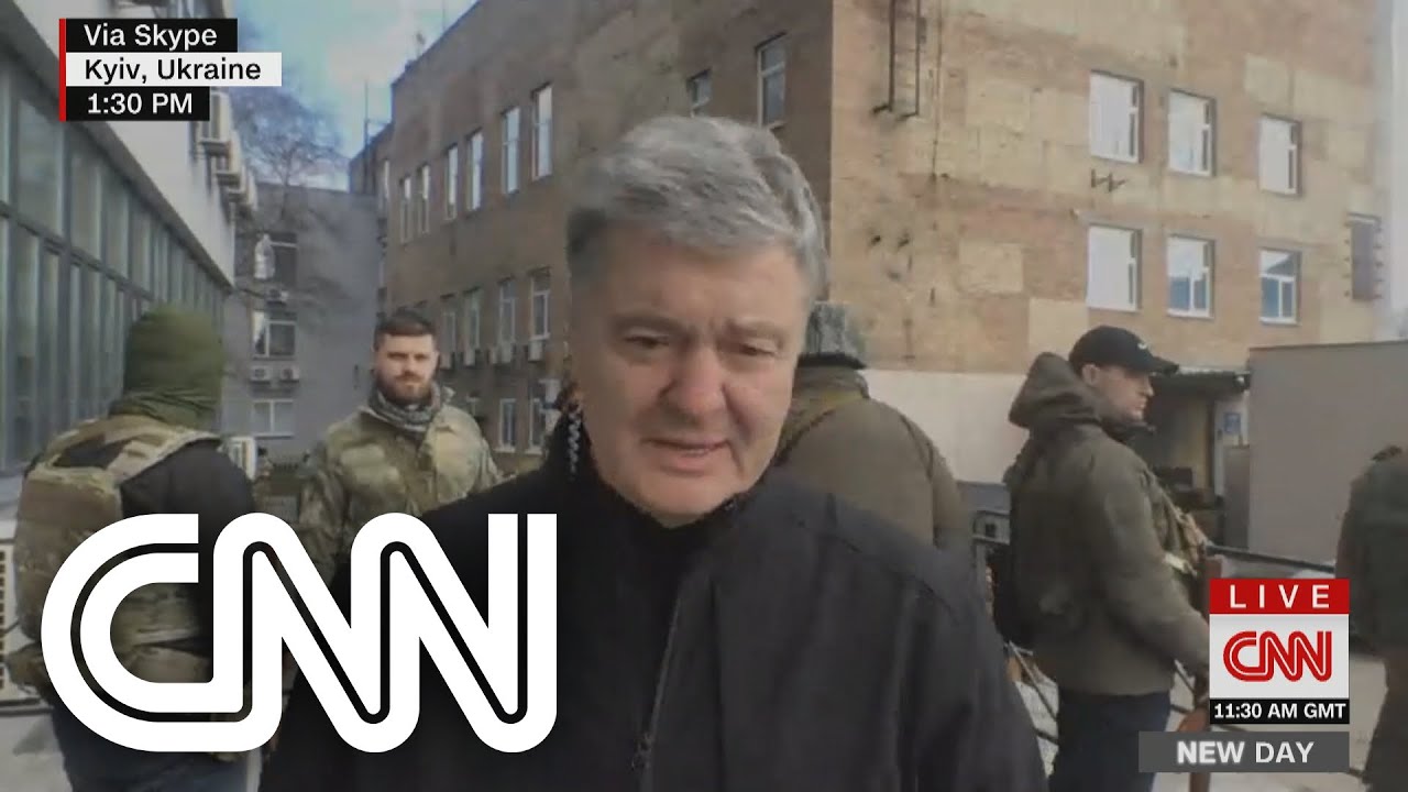 Ucranianos fazem filas para pegar em armas e bloquear russos, diz ex-presidente | NOVO DIA