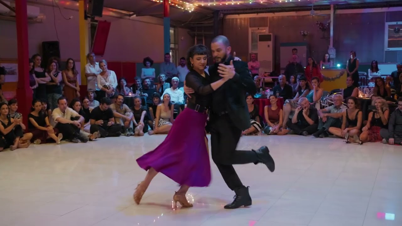 Bruno Tombari & Rocio Lequio dance Rodolfo Biagi - Viejo portón