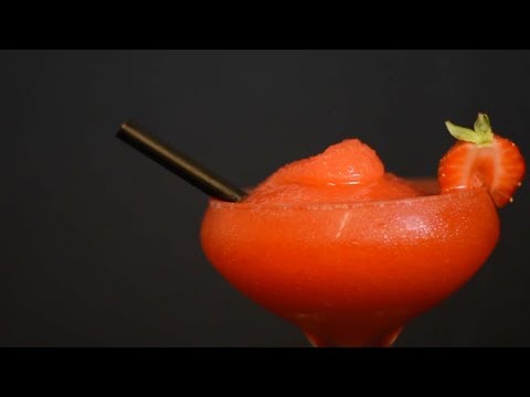 HOW TO MAKE COCKTAILS - FROZEN STRAWBERRY DAIQUIRI!