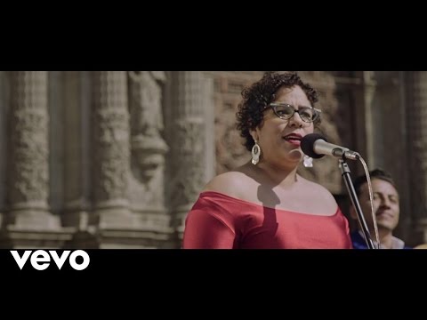 El Grupo "La Santa Cecilia" Interpreta De Forma Fascinante Mar y Cielo