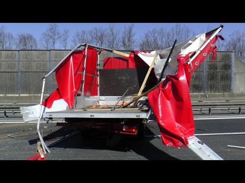 PKW kracht auf Autobahn in Kleinlaster