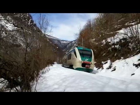 MINUETTO E. IN CURVA, ENTRA IN GALLERIA ELICOIDALE E PASSA SUL PONTE. VERNANTE.(CN) 20 - 3 - 2016.