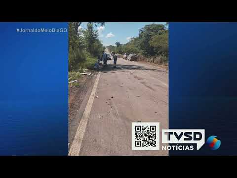 Grave acidente entre três veículos deixa dois mortos em Goiás
