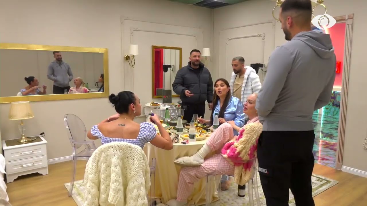 Vajzat shijojnë darkën, mes tyre dhe Gjesti