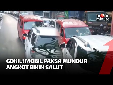 Nekat Lawan Arus, Mobil Ini Hadang Angkot Sampai Gak Berkutik | tvOne Minute