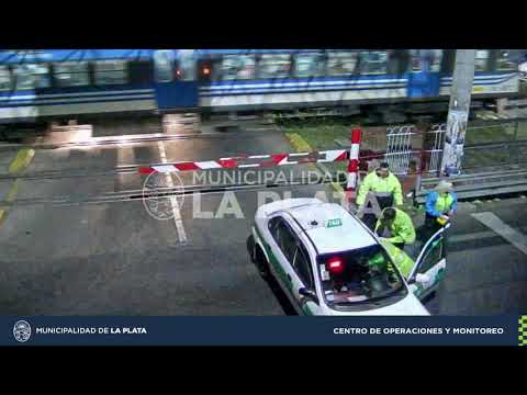 Así fue el choque entre un taxista y un auto en 1 y 38