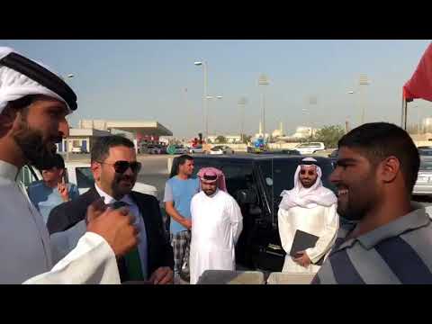 بالفيديو.. ناصر بن حمد يفاجئ الشاب محمد فلامرزي بزيارة و٤ هدايا