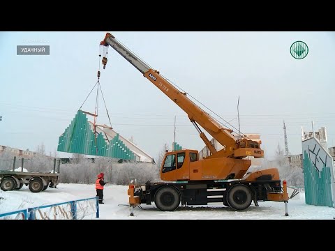 На площади Удачного появилась 12-метровая красавица. Видео На площади Удачного появилась 12-метровая красавица. Видео