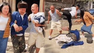 Download lagu Anak-anak durhaka mengusir seorang pria tua dari rumahnya; anak angkatnya membela dirinya. mp3