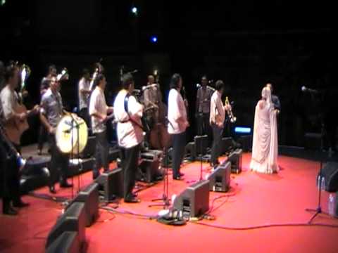 Esma Redzepova and the Kocani Orkestar - Kerta mange daje