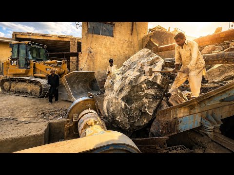 EXTREME JAM!⚠️ This Massive Boulder Nearly Broke the Machine! #heavymachinery #rockcrushing 