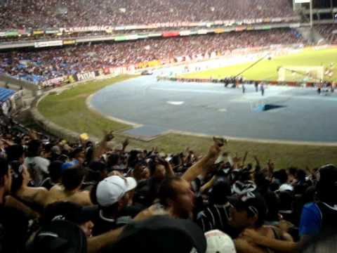 Torcida do Corinthians cala a do Flamengo no Engenho!